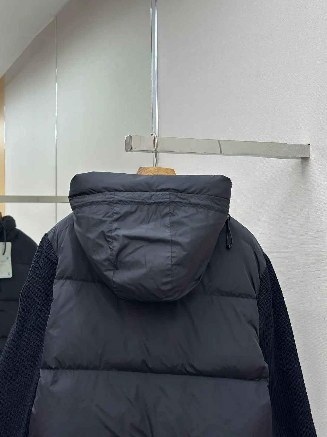 P910 CANADA GOOSE Canada Goose Armband Hooded Down Jacket Fabric selection: The use of high-quality protective nylon fabric not only enhances the wear resistance of the surface, but also takes into account wind resistance, ensuring excellent performance in various harsh weather conditions.  90 national standard high-quality white duck down: selected high-loft down, weighing 170g, light and warm, with excellent temperature locking performance and good resilience.  Three-dimensional quilting process: Precision thread reinforcement to prevent velvet drilling and ensure that the fluffy and resilient elasticity lasts as new.  7-needle medium-thick knitted structure: Use thicker yarns to knit woolen fabrics with obvious thickness and weight. The texture is clearly visible and has a rough, retro texture. It has a good skeleton feel, is relatively stiff, and can maintain the silhouette of clothing for a long time. It also provides more layers of still air to lock in heat.  There is a brand exclusive LOGO on the woolen sleeve arms. It is dark and not obvious in the photo.  Accessories: One-to-one customized logo, one-to-one customized zipper pendant, one-to-one customized snap button SIZE: S M L XL